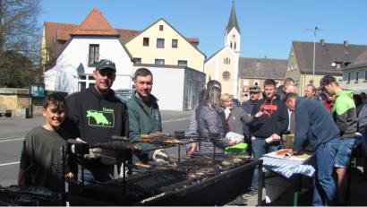 Bild: sei
Spaß haben die Fischerfreunde samt Vereinsnachwuchs am Karfreitag am Makrelengrill. Das Kaufinteresse ist enorm. Die Manteler stehen Schlange für ihren Karfreitagsfisch.
