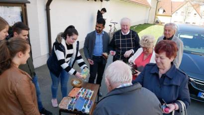 Bild: gz
Die Ostereieraktion der Ministranten nach den Ostermessen kommt gut an.