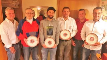 Bild: hl
Die Vorsitzenden Michael Klugmann (links) und Günther Horn (Zweiter von rechts) übergeben Ehrenteller an Reinhard Blöderl, Patrick Schwab, Marco Böll und Ludwig Wegmann (von links).