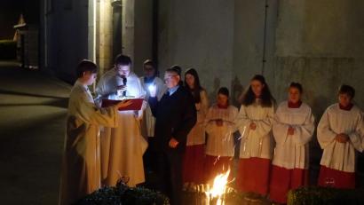 Bild: mmj
Vor dem Festgottesdienst am Ostersonntag um 5 Uhr morgens segnete Pfarrer Wolfgang Dietz das Osterfeuer und entzündete daran die Osterkerze.