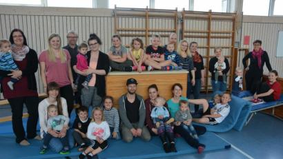 Bild: jr
Neuzugänge sind beim Kinderturnen und beim Eltern-Kind-Turnen des ATS Mitterteich gerne gesehen. Übungsleiterin Yvonne Scheckenbach (Vierte von links), Co-Trainerin Laura Strauß (Zweiter von links), Aushilfstrainerin Anja Dreßel (Zweite von rechts) und ATS-Vorsitzender Andreas Dreßel (Dritter von links) laden Interessenten dazu ein, einfach mal vorbeizuschauen.