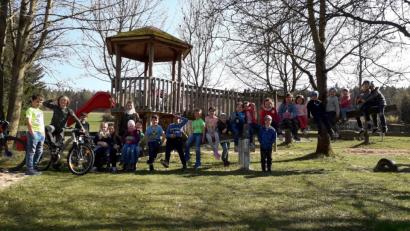 Bild: ak
Nach der Ostereiersuche vergnügen sich die Buben und Mädchen auf dem Kinderspielplatz beim Vereinsheim des Witzlasreuther Heimatvereins.