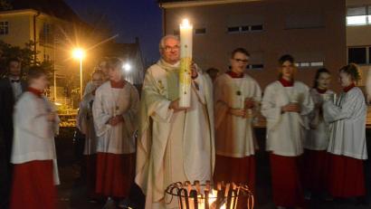 Bild: Kunz
Stadtpfarrer Gerhard Pausch entzündet vor der Herz Jesu Kirche die Osterkerze.