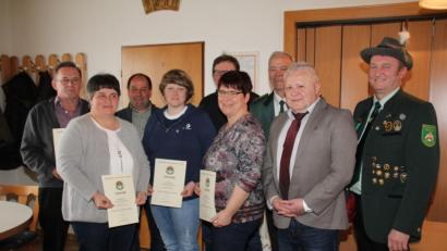 Bild: frd
Gauschützenmeister Manfred Muck, Dritter Bürgermeister Peter Forster und Schüt-zenmeister Manfred Becher (von rechts) gratulierten den für langjährige Mitgliedschaft Geehrten und dankten ihnen für die Treue zum und ihre Arbeit für den Verein.