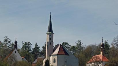 Bild: sön
Kirchentrio am Pfarrberg in Vilshofen: in der Mitte die Pfarrkirche St. Michael, links davon die Allerseelen-Bruderschaftskapelle und rechts die sogenannte „Wieskirche zum gegeißelten Heiland“.