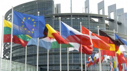 Bild: Rolf Haid/dpa
Die Flaggen der Mitgliedsländer der Europäischen Union wehen vor dem Europa-Parlament.