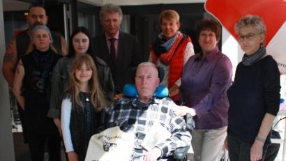 Bild: lk
Im Bild der Jubilar mit den Gratulanten (von links): Sohn Jörg mit Ehefrau Anya, die Enkelinnen Sophya und Sorah, Bürgermeister Lothar Müller, Klaus Blumentritt, Gerlinde Bauer von der Evangelische Gemeinde Plößberg, Tochter Maja und Schwiegertochter Angela.