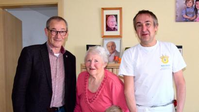 Bild: bö
Der Stieglbäck ist ihre Heimat: Ihren 80. Geburtstag feierte Monika Grosser aus Rieden. Dazu gratulierten Bürgermeister Erwin Geitner (links), ihr Sohn Georg Großer und die beiden, im Haus lebenden Enkelkinder, Dominik (vorne links) und Bastian.