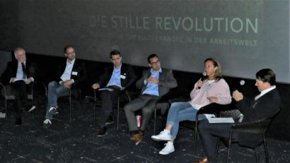 Bild: faa
Hilmar Wollner, Marketingleiter bei SchmidtColleg, Thomas Völkl, Recruiting Coach, Leonhard Zintl, Vorstand der Volksbank Mittweida, Thomas Ludwig, Vorstand der Volksbank Raiffeisenbank Nordoberpfalz, Daniela Gleue, Herzlichkeitsbeauftragte bei Upstalsboom, und Dr. Christian Rauscher, Fachbuchautor und Geschäftsführer von "Emotion Banking", (von links) diskutierten nach der Filmvorführung über Kulturwandel in der Arbeitswelt.