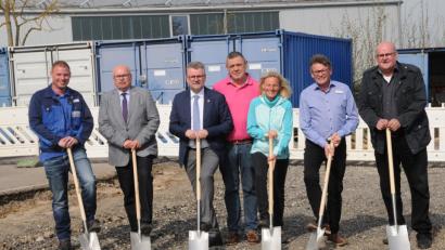 Bild: ge
Zum Spatenstich kamen neben Geschäftsführer Winfried Auers (Zweiter von rechts) auch Bürgermeister Michael Göth (Dritter von links), Dritter Bürgermeister Hans-Jürgen Reitzenstein (Zweiter von links) und die Vertreter der Baufirmen.