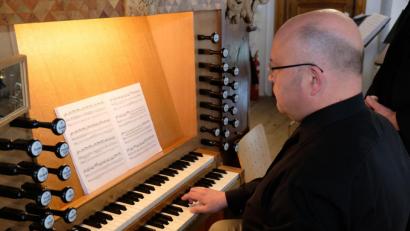 Bild: do
Eingebunden in die barocke Freude glänzt Organist Walter Thurn an der Königin der Instrumente mit himmlischen Klängen.