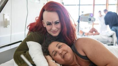 Bild: exb
Myriam von M., die sich für Krebskranke engagiert, besucht Theresa Baudler im Krankenhaus – einer ihrer letzten Wünsche, bevor sie stirbt.