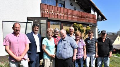 Bild: rgr
Luise Rahn (Dritte von links) darf zu ihrem 80. Geburtstag viele Glückwünsche entgegen nehmen: unter anderen von Bürgermeister Edgar Knobloch (Zweiter von links) und Gerhard Mark, dem Vorsitzenden der KAB Hütten (Mitte).