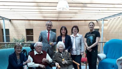 Bild: jzk
Bürgermeister Werner Nickl, Tochter Annette, Claudia Heier und Kevin Wienerl (hinten von links) gratulieren Lorelies Grüschow (vorne rechts mit Ehemann Franz und Tochter Martina) zu ihrem 90. Geburtstag.