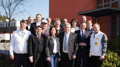 Bild: sir
Etliche Vertreter der CSU und CSA besuchten die Firma Stahl in Bodenwöhr. Auch Bundestagabgeordneter Karl Holmeier (Sechster von rechts) war mit dabei.