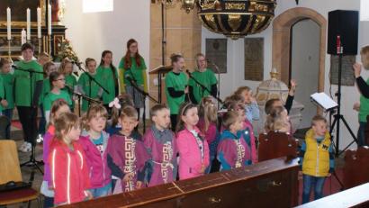 Bild: sei
Unter Leitung von Susanne Hausmann (rechts) führen die Chöre "Piffikusbande" und "Wild Voices" ein Ostermusical im Gottesdienst am Ostersonntag in der evangelischen Kirche auf.