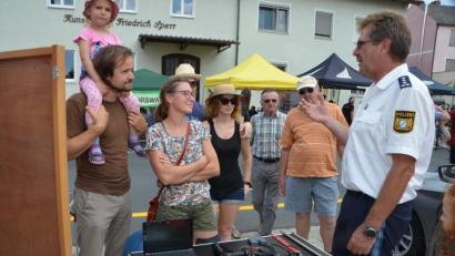 Archivbild: dob
Polizeichef Martin Zehent klärte die Besucher beim Bauernmarkt in Vohenstrauß unter anderem zum Thema "Das Auto ist kein Safe" auf und stieß damit auf reges Interesse.
