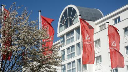 Bild: Gabi Schönberger
Die goldenen Letter "Admira" sind schon lange verschwunden. Seit 2017 betreibt die Plaza Hotel Group unter der Marke "Amedia" das Vier-Stern-Haus in Weiden. Nun hat die Muttergesellschaft von "Amedia" das Haus an einen Privatmann in der Schweiz verkauft.