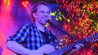 Bild: Kunz
Hannes Wölfel sing "In allen Farben" von seinem Album "Unterwegs".