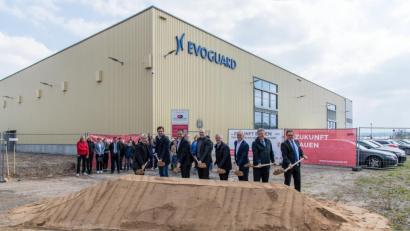 Bild: exb
Beim Spatenstich waren mit dabei (vorne, von links) Helmut Hummel, Bauunternehmen Gebr. Donhauser, Matthias Altmann, Ingenieurbüro Altmann, Franz Zollner und Jürgen Schötzigk, beide Krones AG, Karl Bley, Bürgermeister von Nittenau, Martin Zierer, Evoguard GmbH, Landtagsabgeordneter Joachim Harnisch sowie Armin Ott, Krones AG.