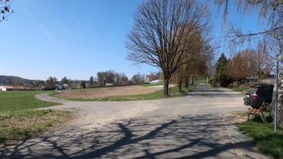Bild: bsc
Sparsame LED-Lampen erhellen künftig den Weg durch die Sieglestraße (rechts im Bild) zum Friedhof. Die letzte Leuchte spendet auch den Parkplatz am Friedhof (rechts) ausreichend Licht. In der jüngsten Gemeinderatssitzung wurde die Anschaffung von sechs neuen Brennstellen entschieden.