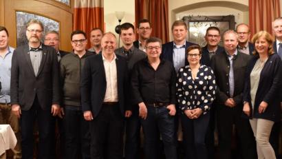 Bild: nag
Einen neuen Ortsvorstand wählt der CSU-Ortsverband Schnaittenbach (von links): Hans Rasp, Thomas Hottner, Markus Nagler, Bürgermeister Josef Reindl, Marco Gräßmann, Markus Frauendorfer, Ortsvorsitzender Marcus Eichenmüller, Manuel Dobmeier, Christian Müller, Horst Enderer, Stefan Hirsch, Monika Epp, Siegbert Gmey, Matthias Rackwitz, Josef Götz, Elisabeth Kraus, CSU-Kreisvorsitzender Harald Schwartz und Liborius Gräßmann.