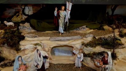 Bild: le
Die neuen vier handgeschnitzten Figuren der Volkskrippe zeigen die biblische Szene der "Auferstehung".