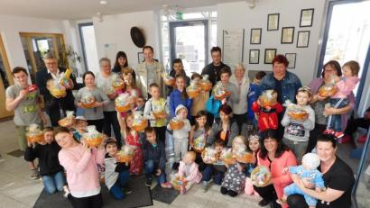 Bild: hai
Caritasmitarbeiterin Dolores Longares-Bäumler (vorne, Dritte von rechts) und Bürgermeister Manfred Porschl (hinten, Zweiter von links) spielen Osterhase und beschenken Kinder aus der Gemeinde mit insgesamt 65 Osternestern.