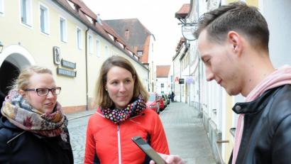 Bild: Stephan Huber
Ostereiersuche 2018: Alex Viebig (rechts) mit zwei Gewinnerinnen.