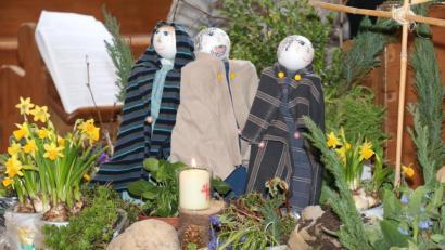 Bild: rpp
Während der Lesung aus dem Evangelium wurde die Ostergeschichte den Kindern mit den Figuren im Ostergarten verdeutlicht: