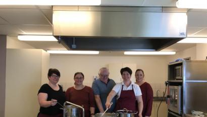Bild: öt
Dank für das „Perfekte Dinner“ zollte Heimbeiratsvorsitzender Lutz Wuttke vom Senioren-Servicehaus Neusorg (Mitte) den Köchinnen Ramona Schörner (von links), Stefanie Bodenschatz, Natalja Kolep und Tina Ahrendt.