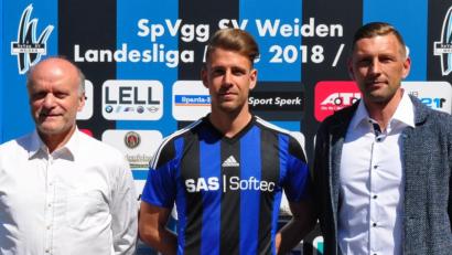 Bild: exb
Teammanager Hannes Beer (links) und Trainer Andreas Scheler (rechts) hießen Timo Nürnberger bei der SpVgg SV Weiden willkommen.