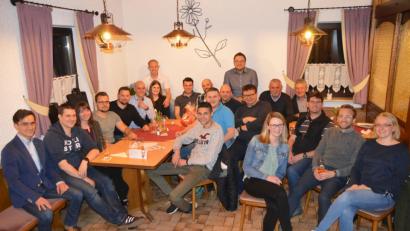Bild: bk
Ein 15-köpfiges Team mit Julian Kraus, Sebastian Biller, Maximilian Kohl, Andreas Helgert, Andreas Klapper und Stefan Wildenauer an der Spitze (von hinten Mitte sitzend oben und links daneben) leitet den CSU-Nachwuchs. Mit im Bild die Ehrengäste, darunter Kreischef Benedikt Grimm (vorne, links).