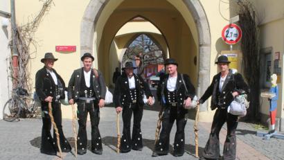 Bild: sne
Nur für eine kurze Pause halten sich die Freien Vogtländer in Weiden auf. Am Stadttor posieren sie für ein Abschiedsfoto.