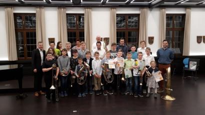 Bild: exb
Ihr Können zeigten Musikschüler im Sitzungssaal des Landratsamts, einige von ihnen erhielten auch die Auszeichnungen Junior 1 und Junior 2.