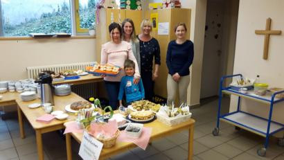 Bild: alr
Der Kindergarten "Haus der kleinen Füße" bewirtet beim Frühlingscafé die zahlreichen Gäste. Elternbeiratsvorsitzende Katharina Schultes (rechts) freut sich über den Zuspruch.