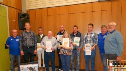 Bild: du
Die besten Kartler beim Jubiläums-Preisschafkopf der SpVgg-Kegler dürfen tolle Geld- und Sachpreise mit nach Hause nehmen.