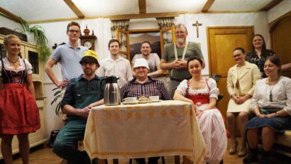 Bild: weu
Am Anfang der Premiere stellten sich die großartigen Schauspieler des Theatervereins dem Publikum vor und wurden mit einem riesigen Vorschuss an Applaus begrüßt.