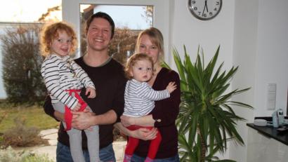 Bild: prh
Gerrit und Steffi Kreuzer sind nach längerer Abwesenheit in ihre Nordoberpfälzer Heimat zurückgekehrt. Die Familie mit den Töchtern Leni (links) und Ella hat sich wieder bestens eingelebt und den Schritt der Rückkehr auch nicht bereut - ganz im Gegenteil.