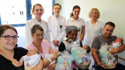 Bild: exb
Vier Osterbabys gab es heuer in Marktredwitz: Christina Weber mit Tochter Ronja aus Immenreuth, Christine Brem aus Marktleuthen mit Margarethe, Chefärztin Dr. Maria Dietrich, Dana-Madalina Cioceanu, Sara Dane Muche und Sohn Abel aus Waldsassen, Hebamme Stepanka Trappova, Säuglingsschwester Alexandra Wilholm und Giuseppe Mosaico mit Sohn Matteo aus Marktredwitz.