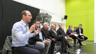 Bild: Winkler
Vertreter aus Politik und Verbänden sprechen vor 150 Schülern der FOS/BOS über Agrarpolitik (von links): Ely Eibisch, Christoph Götz, Karl Meier, Jürgen Mistol und Matthias Luy.