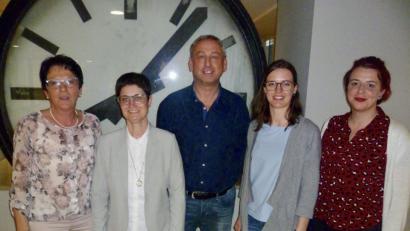 Bild: usc
Auf ihnen lastet eine große Verantwortung, um den Förderverein Flika am Amberger Klinikum St. Marien weiter erfolgreich zu führen (von links): Vorsitzende Margit Meier, ihre Stellvertreterin Michaela Leitl, Schatzmeister Oskar Schmidt, Schriftführerin Christine Hecht und Beisitzerin Susanne Strobl.