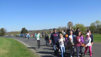 Bild: jzk
Auf der Berndorfer Straße führt der Kreuzweg zur dritten Station in der Friedhofskirche.