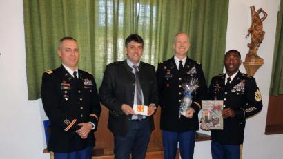 Bild: mor
Bürgermeister Edgar Knobloch (zweiter von links) begrüßte im Rathaus Command Sergeant Major Samuel Zoker (von rechts), Oberst Seth A. Knazocvich und Oberstleutnant Donald L. Cherry Jr von der Partnereinheit der 41. US-Feldartilleriebrigade