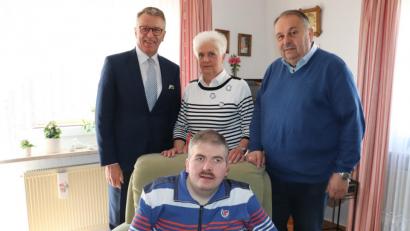 Bild: exb
Bürgermeister Franz Stahl (links) überbrachte Manfred und Johanna Minnich seine Glückwünsche persönlich. Vorne im Bild Sohn Frank.