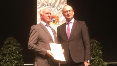 Bild: nbu
Finanzminister Albert Füracker (rechts) ehrt Martin Scheidler in Regensburg.