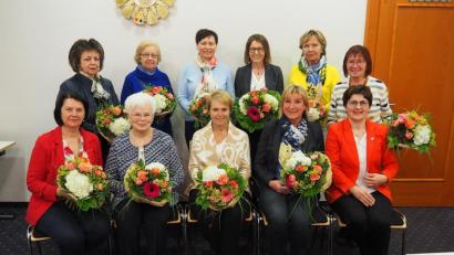 Bild: Bühner
Blumen für den alten (sitzend) und neuen Vorstand (stehend) im Arbeitskreis Unternehmerfrauen im Handwerk Nordoberpfalz. Neue Vorsitzende ist Karin Riedel (stehend, Vierte von links). Sie folgt auf Gerlinde Reindl (sitzend, Dritte von links).