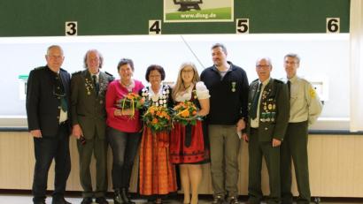 Bild: sis
Die neuen Würdenträger bei der Schützengesellschaft Birgland-Betzenberg (von links): Ehrenschützenmeister Erwin Schötz, Erster Sportleiter Ernst Kölbel, Erster Ritter Margit Dehling, Schützenkönigin Anita Utz, Liesl Selina Gürtler, Zweiter Ritter Alexander Schötz, Zweiter Schützenmeister Helmut Schötz und Zweiter Sportleiter Gerd Kölbel.