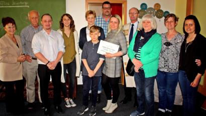 Bild: R. Kreuzer
Tanja Schwab (Fünfte von rechts) eröffnet ihre Nähwerkstatt mit Gabi Laurich (Fünfte von links), Markus Krapf (Sechster von rechts) und Pfarrer Heribert Engelhard (Vierter von rechts).