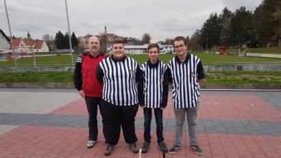 Spartenleiter Albert Bauer gratulierte seinen frisch gebackenen Schiedsrichtern Lukas Blödt, Christoph Wiederer und Jonathan Süß (von links) zur bestandenen Prüfung.